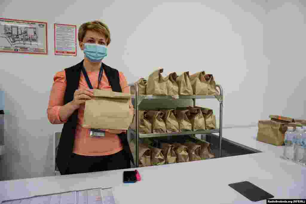 Зазвичай на футбольних матчах для журналістів влаштовують невеликий фуршет, адже їхня робота може тривати до 5-6 годин. Цього разу перекус індивідуально упакований – заходи безпеки. Всередині – пляшка води, бутерброд у пластиковому пакуванні та яблуко, теж окремо запаковане в папір