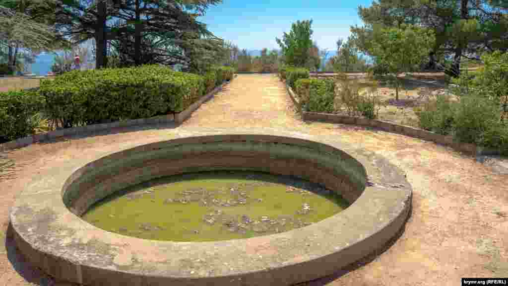 В некоторых парковых фонтанах вместо воды – зеленая жижа