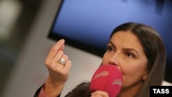 Генеральный директор телеканала "Дождь" Наталья Синдеева во время пресс-конференции, посвященной ситуации вокруг телеканала "Дождь", февраль 2014. Фото ИТАР-ТАСС/ Артем Геодакян