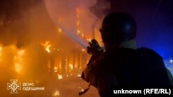 Рятувальники гасять пожежу після одного з попередніх російських ударів по Одесі, березень 2025 року