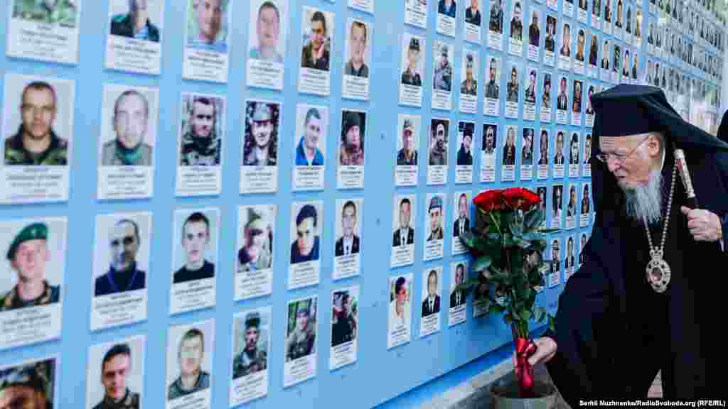 Патріарх Варфоломій та митрополит Епіфаній поклали квіти біля «Стіни пам’яті загиблих захисників України» та біля пам’ятного знаку жертвам Голодомору-геноциду 1932–1933 років