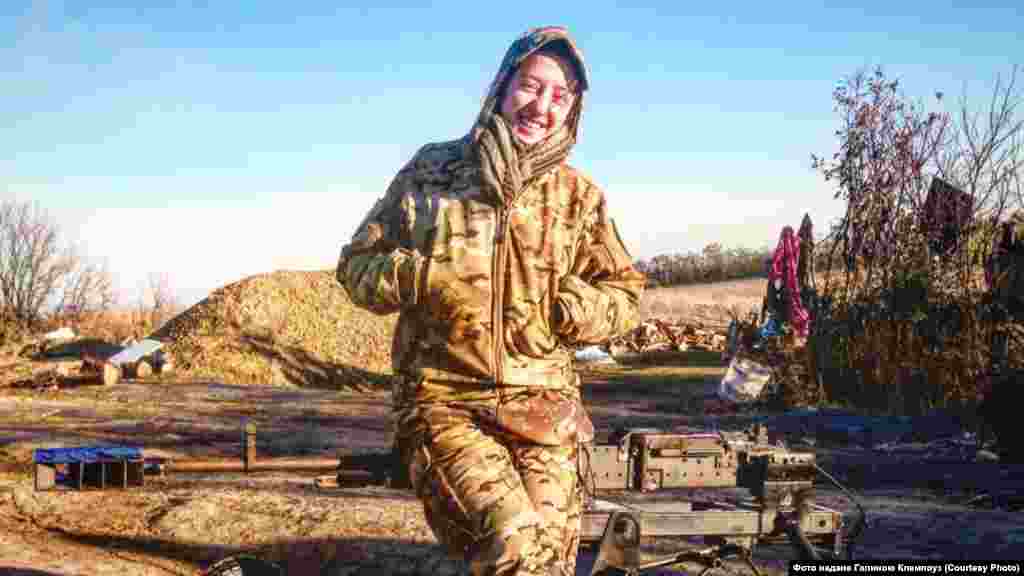 Галина «Перлинка» Клемпоуз, 54-а ОМБр, 46-й батальйон «Донбас-Україна»: «... я вирішила, що настав час допомагати там своєю присутністю. Смерть «Міфа» відіграла в цьому велику роль. Він був цвітом нації, а я не хотіла бути сміттям, хотіла бути як він. Так я опинилася в 1-у батальйоні 54-ї бригади... Є багато гідних, умотивованих жінок, які справді прагнуть служити і захищати Батьківщину. Такі зараз поряд зі мною воюють – сильні, вольові, мужні. Кожна має чітко усвідомлювати, що вона йде воювати, захищати країну, і бути готовою до того, що різні випробування можуть упасти на її плечі. А не йти для того, аби знайти чоловіка, вийти заміж, завагітніти й піти в декрет».