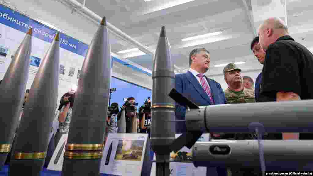 Президент України Петро Порошенко під час відкриття виробничої лінії з виготовлення артилерійських снарядів великих калібрів на ДАХК «Артем» Державного концерну «Укроборонпром», 9 серпня 2018 року