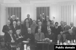 «Громадянська позиція» зібралася в Пущі-Водиці 2001 року. Сидять: Богдан Горинь, Михайлина Коцюбинська, Євген Сверстюк, Кузьма Матвіюк, Сергій Бабич, Божена Равчук, Ніна Марченко. Стоять у середньому ряду: Микола Коц, Петро Січко, Панас Заливаха, Клим Семенюк, Олександр Сугоняко, Іван Русин, Володимир Мармус, Василь Овсієнко, Михайло Горинь, Володимир Стретович, Богдан Чорномаз, Яромир Микитко, Петро Розумний, Микола Плахотнюк. Стоять угорі НН, Григорій Приходько, Анатолій Мошківський, Микола Горбаль УГС / УГГ (Українська Гельсинська Спілка / Група)