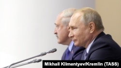 Президент Росії Володимир Рутін (п) і його білоруський колега Олександр Лукашенко, архівне фото, 2019 рік