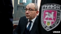 Обвинувачений у викраденні й побитті євромайданівців мер Харкова Геннадій Кернес під час засідання Київського районного суду Полтави, 28 травня 2015 року