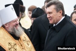 Тодішній президент України Віктор Янукович та митрополит Донецький і Маріупольський УПЦ (Московського патріархату) Іларіон (Роман Шукало), 24 грудня 2010 року