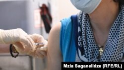 Наразі завершили вакцинацію, отримавши другу дозу, усього 37 526 людей