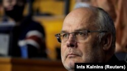 У другому турі Каріса підтримали 72 парламентаря, при необхідних 68. Він був єдиним кандидатом