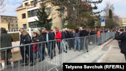 Черга біля виборчої дільниці в Празі під час голосування у першому турі виборів президента України. 31 березня 2019 року