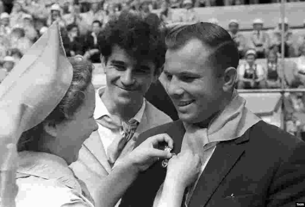 Первые артековцы жили в брезентовых палатках, однако, лагерь очень быстро перерос в один из крупнейших центров детского отдыха в мире На фото - советский космонавт Юрий Гагарин в «Артеке», 1961 год