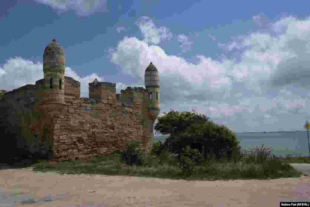 Непосредственно по территории крепости проходит однопутная железнодорожная ветка, связывающая Керчь с переправой. Вибрация, возникающая при движении поездов, создает угрозу постепенного разрушения памятника. Введение в строй Керченского моста, перевод на него железнодорожного потока и закрытие ветки, проходящей через крепость, позволит сохранить исторический объект