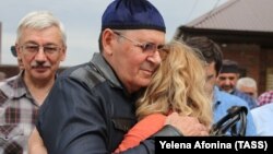 Правозахисник Оюб Тітієв (у центрі) після виходу з колонії-поселення №3, Чеченська республіка, Росія, 21 червня 2019 року