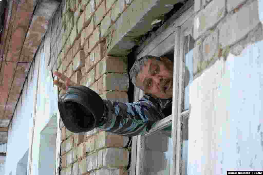 На кухне в бывшей квартире Алексея Чистина – дыра в потолке. Деревянные рамы окон заметно отходят от кирпичей.