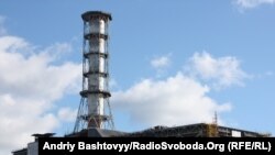 Саркофаг над зруйнованим четвертим енергоблоком Чорнобильської атомної електростанції