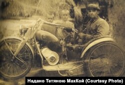 Федот Миколенко з Чернігівщини втратив ноги на фронтах Другої світової, але зумів стати зразковим батьком для своїх дітей (фото 1949 р.)