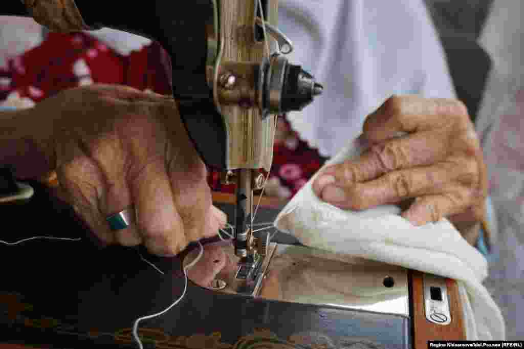 Хозяйка сундука Магрибика в шестидесятые обшивала всю деревню — шила платья и рубашки, брюки, наряды на свадьбы и праздники. В свои 93 она все еще садится за свою любимую швейную машинку.