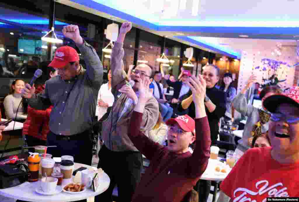 Американці в'єтнамського походження, що підтримують Дональда Трампа, збираються, щоб стежити за оголошенням результатів голосування в Г'юстоні, штат Техас