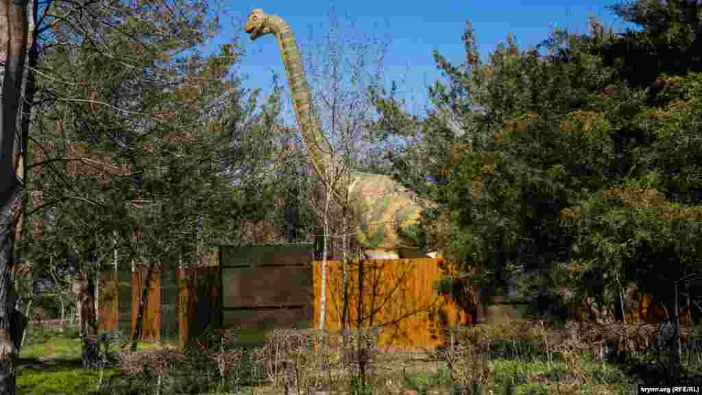 Рядом с ним огражденный свежим забором «Парк динозавров»