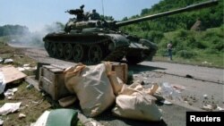 U udruženju protjeranih slavonskih Srba ne nadaju se gonjenju generala (na fotografiji ostavljene stvari na cesti kojom prolazi tenk hrvatske vojske, Slavonija 1995. godine)