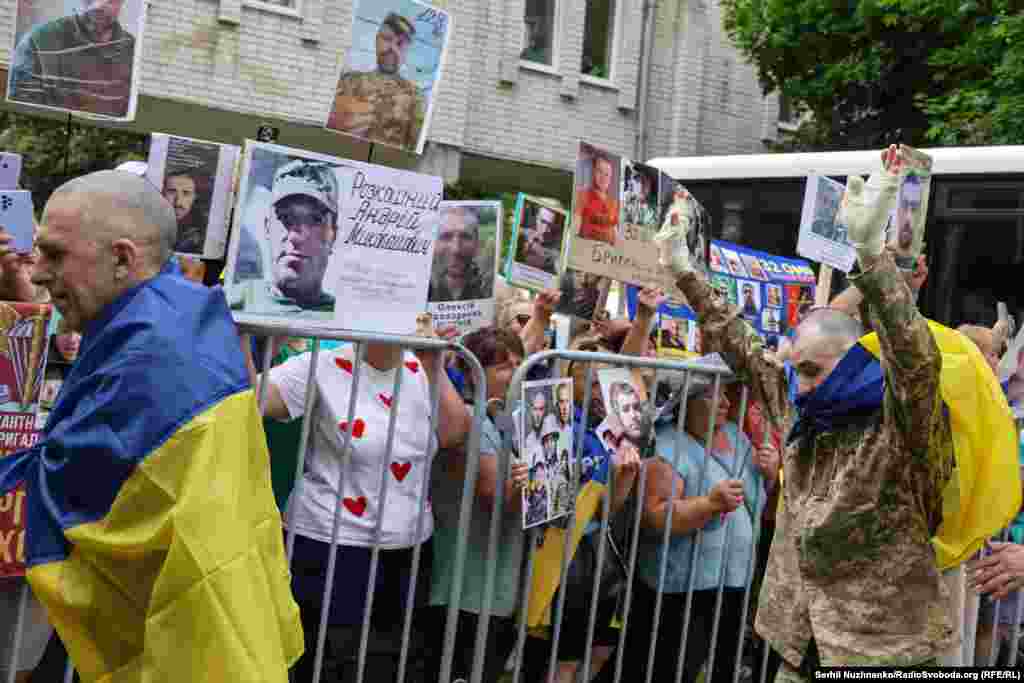 Українські захисники після повернення з російського полону