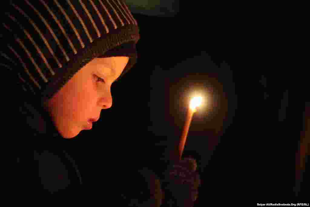 Хлопчик з свічкою біля «Меморіалу пам’яті жертв голодоморів в Україні». Київ, 22 листопада 2014 року