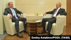 Президент Росії Володимир Путін і лідер проросійської політичної партії в Україні ОПЗЖ Віктор Медведчук. 6 жовтня 2020 року