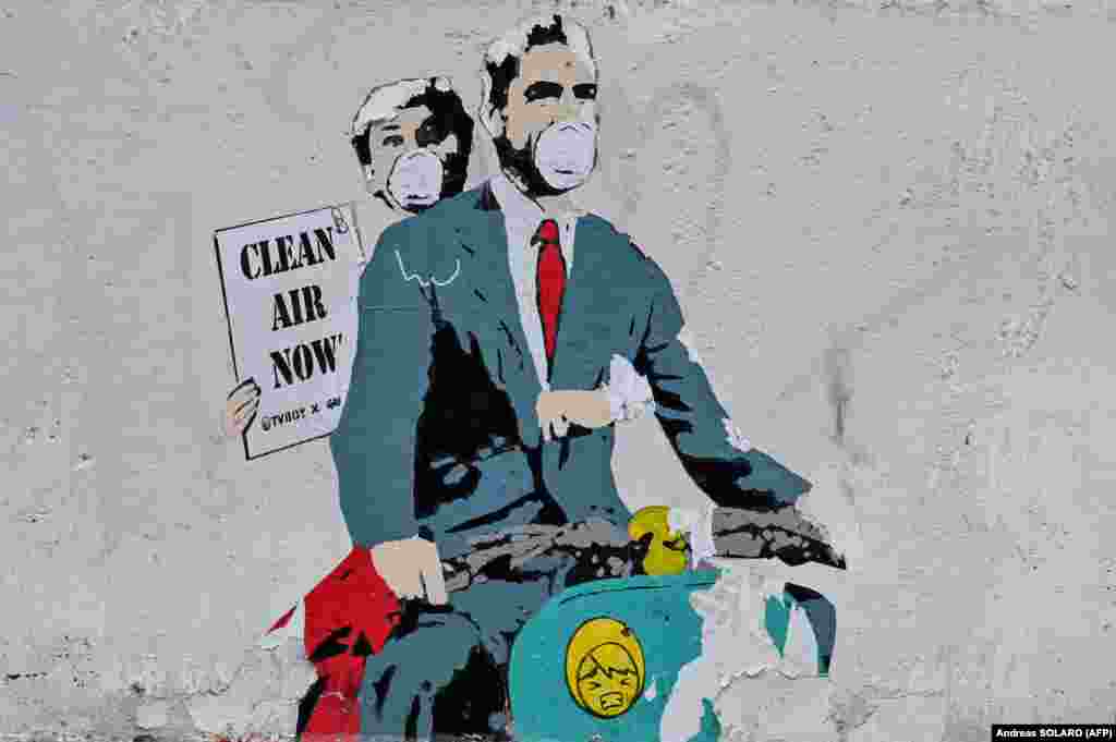 Фреска біля Колізею у центрі Риму італійського вуличного художника TV Boy зображує сцену зі знаменитого фільму «Римські канікули». Грегорі Пек і Одрі Хепберн у масках тримають табличку з написом «Чисте повітря зараз»