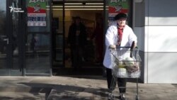 Рубль падает, полки магазинов пустеют Рубль падает, полки магазинов пустеют