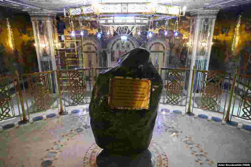 Напис на першому камені, закладеному у фундамент головного собору Збройних сил Росії: &laquo;В ім&#39;я Отця і Сина і Святого Духа, ця головна святиня збройних сил Російської Федерації була закладена в честь Воскресіння Христового патріархом Московським і всієї Русі Кирилом, президентом Російської Федерації В.В. Путіним і міністром оборони Росії С.К. Шойгу. 19 вересня 2018 року&raquo;