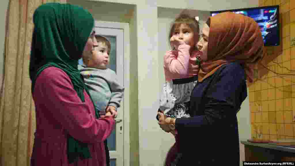 Алие Эмирусеинова и Азизе Абхаирова с детьми Абхаировых на руках. Их мужья осуждены к длительным срокам заключения в российской колонии по обвинению в участии в религиозной организации «Хизб ут-Тахрир»