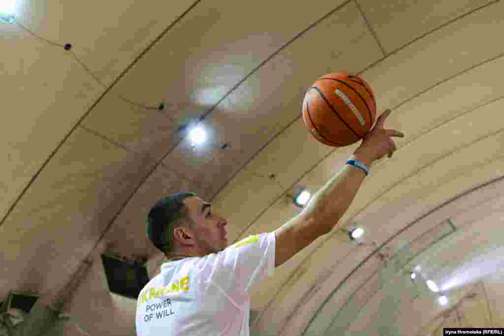 Учасник відкритого тренування збірної України на «Іграх нескорених-2020» грається з баскетбольним м’ячем