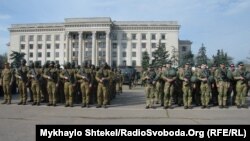 Поліція та прикордонники перед Будинком профспілок
