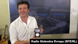 Damir Šagolj sa nagradom Grada Praga ispred nagrađene fotografije, 13. septembar 2012.