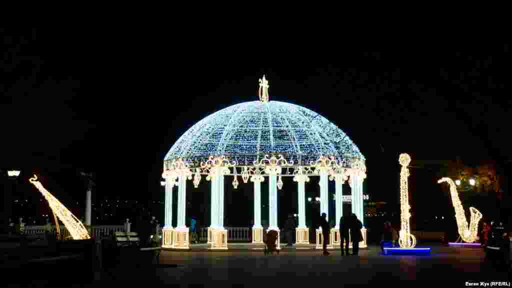 На Приморском бульваре в Севастополе размещена инсталляция в виде беседки и музыкальных инструментов – саксофона, скрипки и арфы