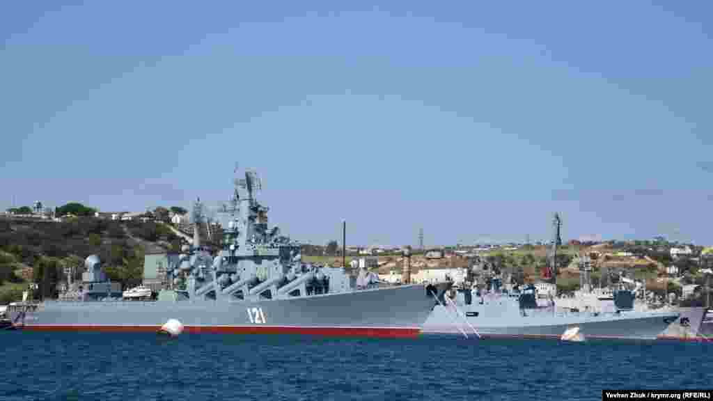 У причалов номер 12, 13 и 14 стоят корабли, входящие в состав 30-й дивизии надводных кораблей. На переднем плане под номером 121 ракетный крейсер «Москва» Черноморского флота России