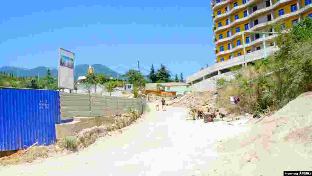 Эти места жители поселка много лет называют районом «строители». И не только потому что здесь проходит улица Строителей