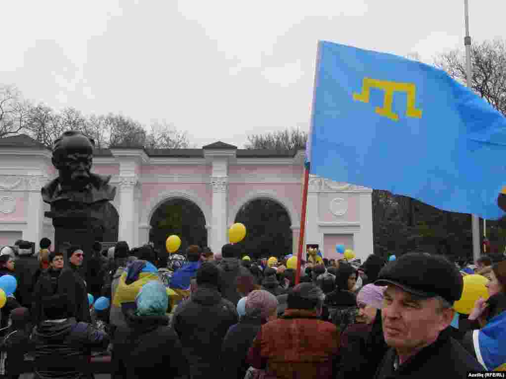 Ще одна акція протесту проти російської окупації пройшла в день народження українського поета Тараса Шевченка біля його пам'ятника в Сімферополі.