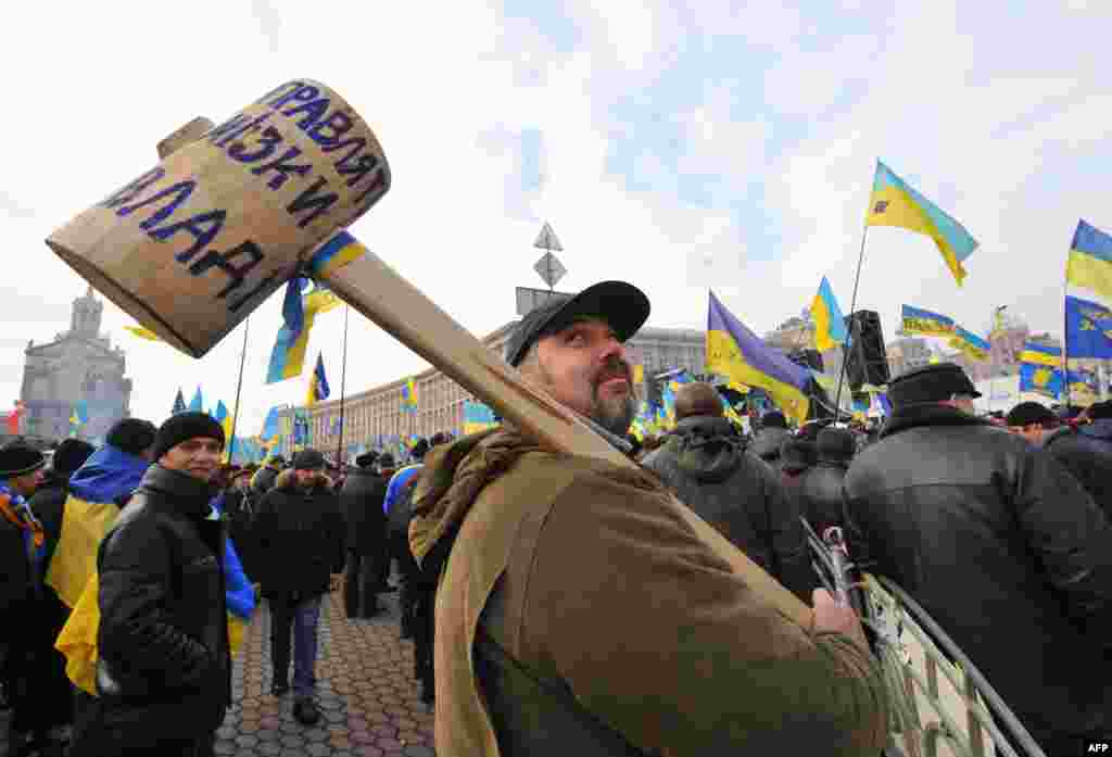 Надпись на молоте: "Вправлять власти мозги"