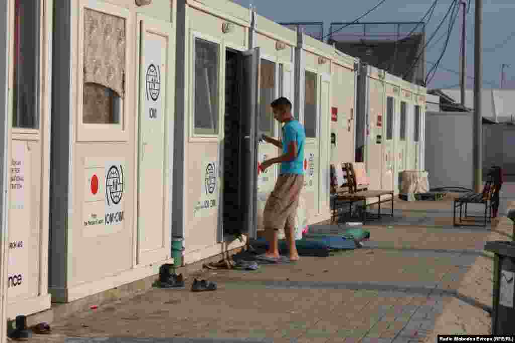 В перевалочном центре для беженцев в Македонии, Табановце, празднуют Курбан-байрам  