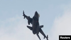 А-16 турецких ВВС во время взлета с авиабазы "Инджирлик" на юге Турции, июль 2015 г.