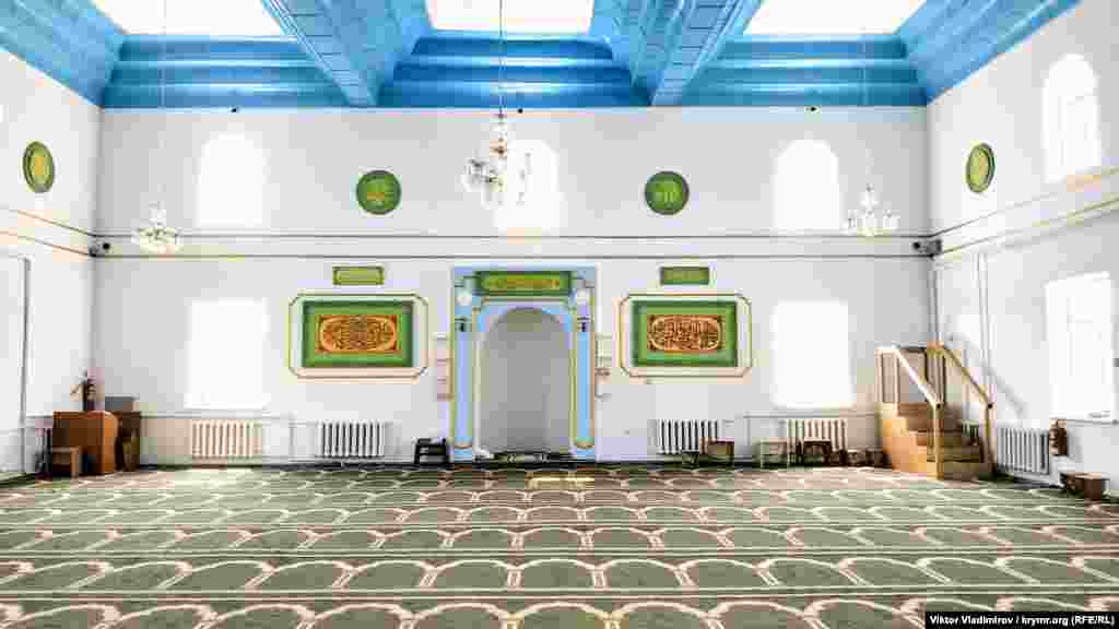 В центре располагается михраб ‒ ниша в стене мечети. Здесь молится имам мечети, который во время намаза должен находиться впереди остальных молящихся. Справа – минбар ‒ кафедра в мечети, с которой имам произносит проповедь