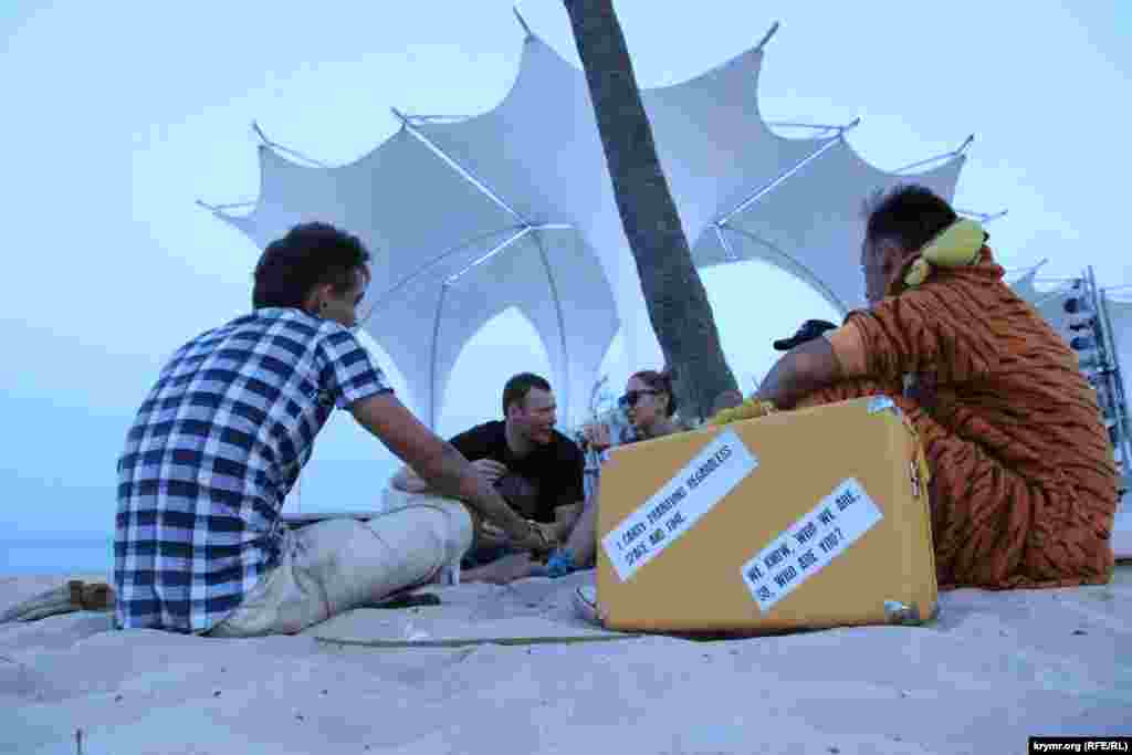 Главный символ КаZантипа – желтый чемодан. Если он сделан по правилам, утвержденным организаторами, и вовремя зарегистрирован, то дает право на бесплатный вход