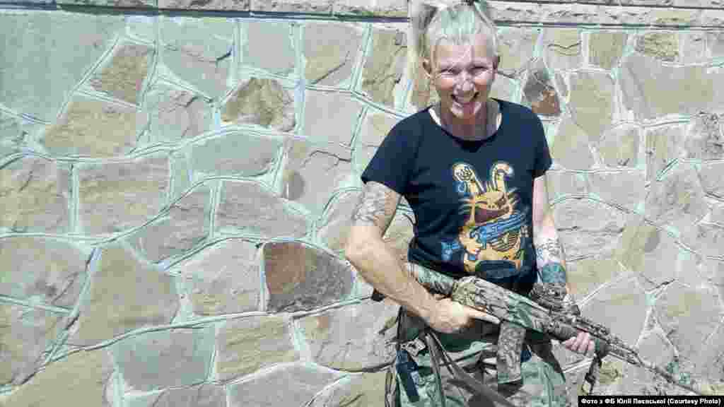 Юлія «Тайра» Паєвська, волонтер-парамедик: «Багато пережито за ці роки… Тримає усвідомлення того, що коли нас там не буде – буде гірше... Розгубленості, нерозуміння, що я зараз маю робити, ніколи не було. Розгубленість настає потім, коли ти привозиш пораненого, дуже тяжкого, живим, здаєш його в госпіталь, розумієш, що він помре, але все ж сподіваєшся на диво… Хоча і див я бачила на цій війні чимало. Я вірю в дива. Боротися завжди треба за кожного пораненого до останнього. В мене бували випадки, коли абсолютно безнадійний раптом розплющував очі й зрештою виживав».