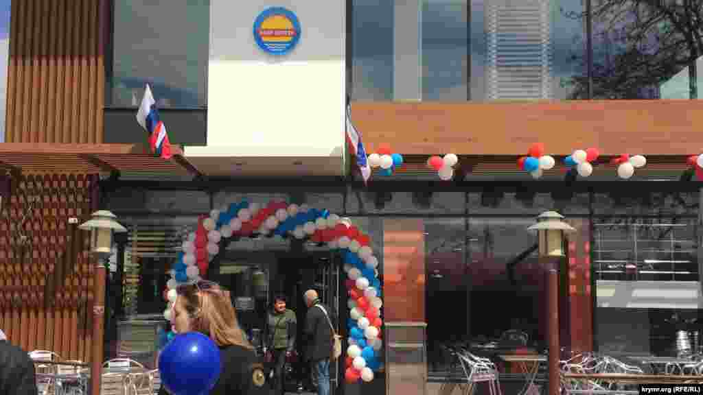 В Симферополе на месте бывшего ресторана быстрого питания McDonald's возле железнодорожного вокзала открылось новое заведение «Мир Бургер»