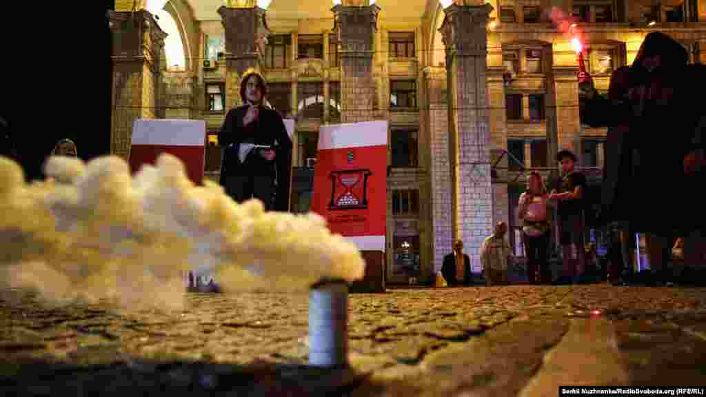 У Главпочтамта участники акции устроили перфоманс: «знахарь провел мистический обряд проклятия путинского режима»