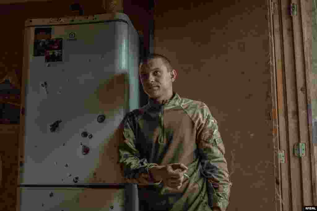 У изрешеченного пулями холодильника стоит «Чикатило», получивший позывной от серийного убийцы советской эпохи. До войны он был водителем такси