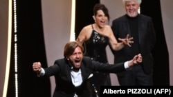 Шведский режиссер Рубен Эстлунд и французская актриса Жюлиет Бинош, а также Педро Альмодовар