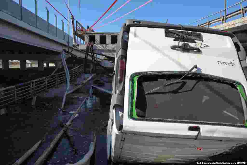 Наприкінці лютого та у березні 2022 року, втікаючи від російських військ, Романівський міст тоді перетнули майже 40 тисяч цивільних. Від російських обстрілів у цьому місці загинуло понад 10 цивільних. Зараз руїни старого мосту є місцем пам'яті. Люди приходять сюди, щоб вшанувати пам'ять загиблихЛіворуч фото від 11 березня 2022, праворуч – березень 2025 року