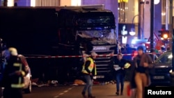 Грузовик, въехавший в людей на рождественском рынке в Берлине 19 декабря 2016